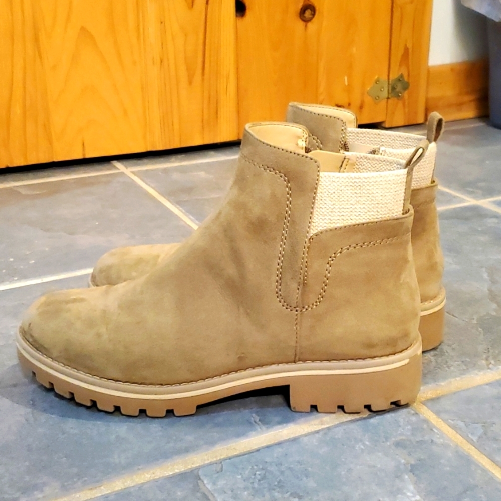 Swayed boots